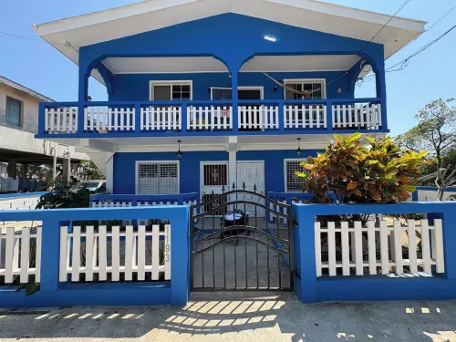 Charming 2-bedroom house with AC, WiFi in adorable Dangriga