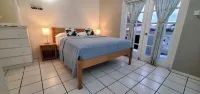 Studio w Pool Near IGY Marina, Beach & Amenities のホテル