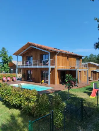 Maison Neuve de 150m2, Avec Piscine Chauffée Face à la Forêt, Proche de la Plage