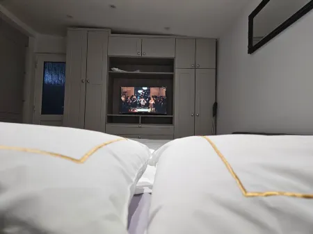 Modern Studio in Greenford with Free WiFi & Parking