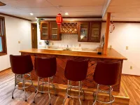 Papas Pool House: Secluded Pool and Hot Tub Retreat