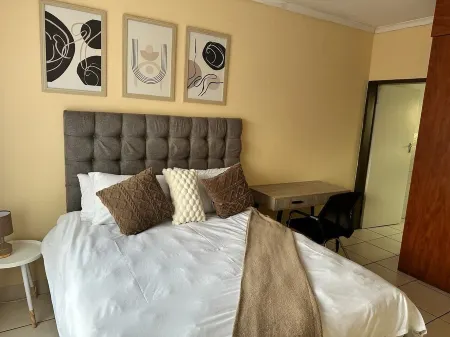 Charming 1-bedroom apartment in pleasant Polokwane with WiFi Отели рядом с достопримечательностью «Peter Mokaba Stadium»