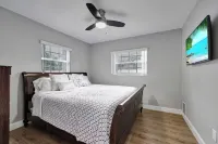 Charming 3-bedroom house with WiFi, AC in fantastic Miami