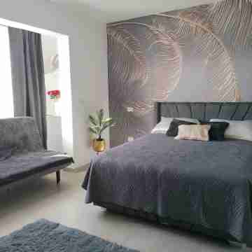 Tropical paradise - new, modern, amazing pools, AC, pool view. Rooms