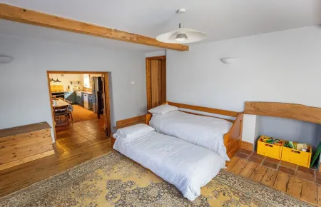 Gorgeous spacious converted barn perfect for families with large garden. Отели рядом с достопримечательностью «Парк Виктория»