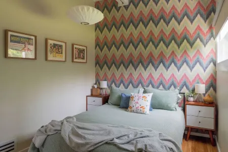 Cozy 2-bedroom house in charming Kingston with AC, WiFi Отели в г. Кингстон