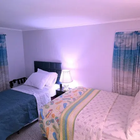 Cozy Ocean Breeze Retreat in a serene beach community in Groton, CT. Отели в г. Гротон