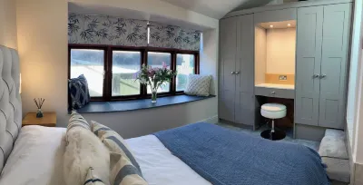 Beautiful 1 bed cottage with courtyard garden a stones throw from the river Отели рядом с достопримечательностью «Cellar Beach»