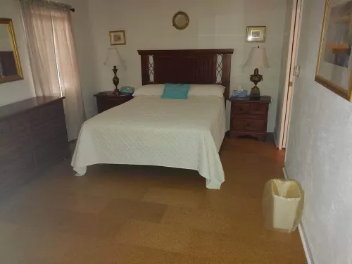 Comfortable Cottage blocks from the beach!