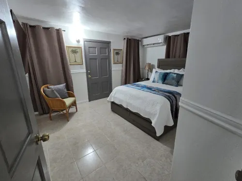 Charming 2- Bedroom Apartment with AC, WiFi in St Thomas' East End