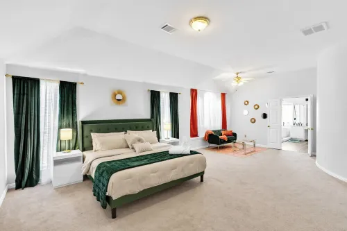 Luxe Group stay 3000 SQ FT w/Theater, Games & Outdoor vibes