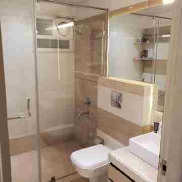 Ultra Modern 3 bedroom Condo "2 Mins from Airport" Rooms