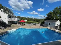 Spacious 5-bedroom house in nice Winfield with WiFi, Pool and Hot tub
