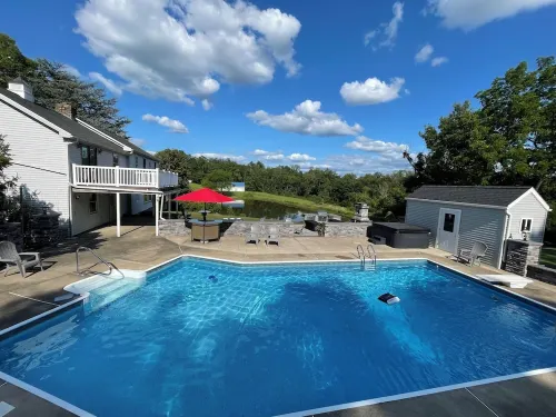Spacious 5-bedroom house in nice Winfield with WiFi, Pool and Hot tub