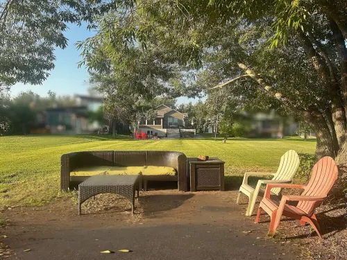 Wabamun Lakefront Getaway with additional Family Suite & Bunk House for the Kids Hotels in Parkland County