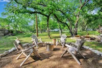 Charming 3-bedroom Modern Rustic Retreat on 1 acre Hotels in Keller