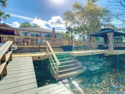 Charming home right off the main river. short paddle to hospital hole.