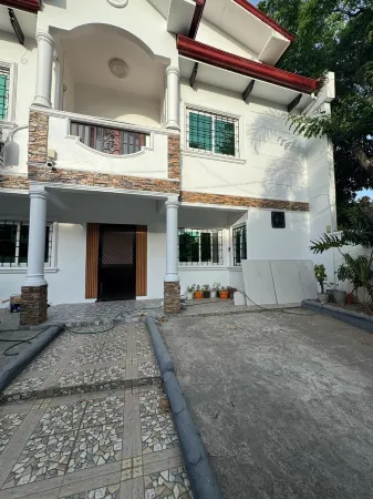 Marvelous 4-bedroom house with AC in Las Piñas Отели рядом с достопримечательностью «Санчуарио де Сан Эзекиел Морено»