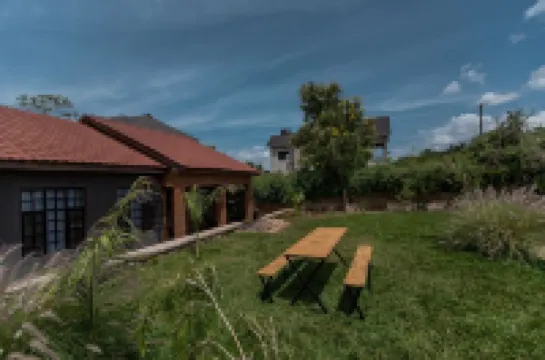 Vintage-Modern Fully Furnished Service Apartments Отели в г. 