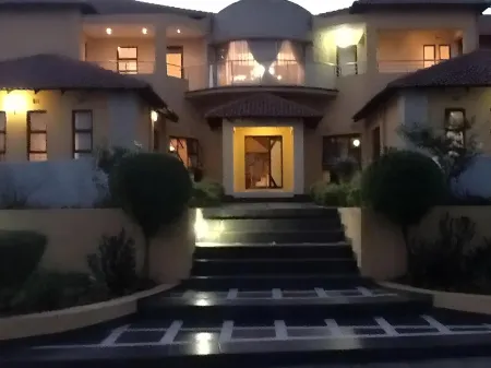 Bella Casa Guesthouse Отели в г. Брайанстон