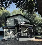 BEAUTIFUL 5-bedroom2.5 bath home in DOWNTOWN!  Minutes from shops & restaurants.