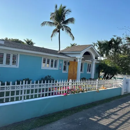 2-bedroom house in Nassau near downtown and the beach with Wi-Fi and AC