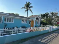 2-bedroom house in Nassau near downtown and the beach with Wi-Fi and AC  호텔