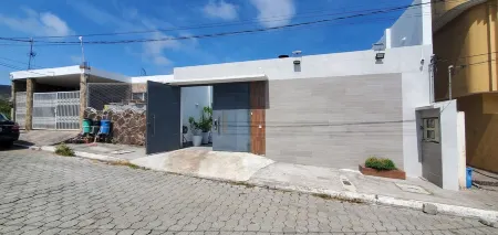 5 minutes to Playaman Beach! Romantic beach villa with pool/jacuzzi! Отели рядом с достопримечательностью «Cerro de las Tijeretas»