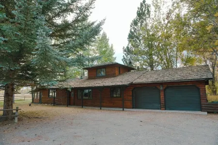 Scenic Private 30 Acre Meadow Retreat for Weddings, Reunions & Large Gatherings