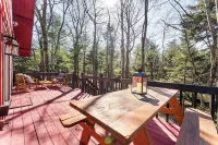 Charming Poconos Cabin, 2BR w/ Game Room! Pet Friendly