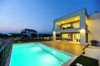 Modern & minimalistic 4-bedroom villa with lots of attractions Hotels in Ljubac