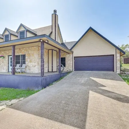 Charming 3-bedroom 3-bathroom house with WiFi, AC in fantastic Buchanan Dam