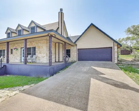 Charming 3-bedroom 3-bathroom house with WiFi, AC in fantastic Buchanan Dam Hotels in Buchanan Dam