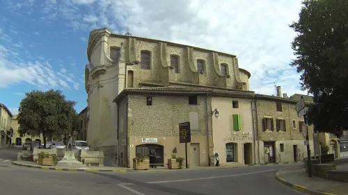 In the heart of a Provencal village, a converted semi-troglodyte cabin! Hotel a Serignan-du-Comtat