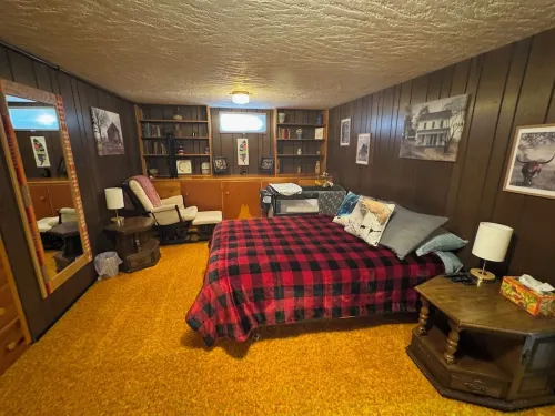 Experience Helper Charm - Spacious 4-Bedroom Retreat