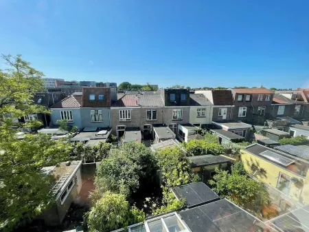 Tranquil city room with WiFi in charming Alkmaar Отели в г. Алкмар