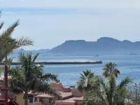 Cozy 1-bedroom, Full bath, full kitchen. Beautiful ocean Views!