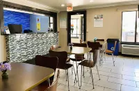 Super 8 by Wyndham Vincennes