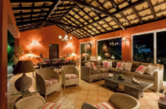 LUX Sesimbra Villa w/Breakfast • Pool •Tennis • BBQ • Lavish Gardens