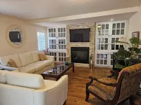 4 Minute drive to casino. Lake, park, marina, restaurants, stores 5 minute walk