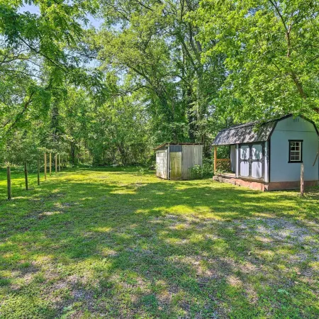 Quaint Downtown Murfreesboro Cottage w/ Lush Yard