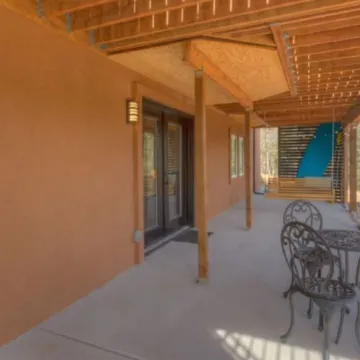 Lakefront duplex property, nicely finished. 2 bedroom and queen size hide-a-bed.