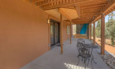 Lakefront duplex property, nicely finished. 2 bedroom and queen size hide-a-bed.