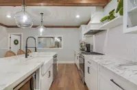 Elle & Beck's Second Floor Suite Overlooking Historic Main Street In Galena, IL