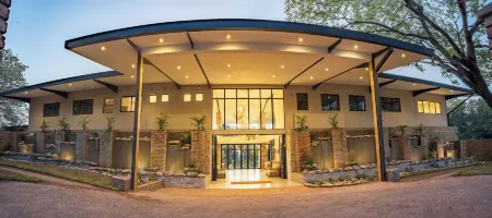 Waterfalls Lodge Отели в г. Хуэндж