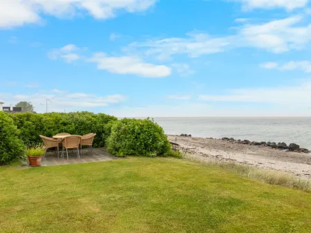 "Dimo" - 20m from the sea Отели в г. Otterup