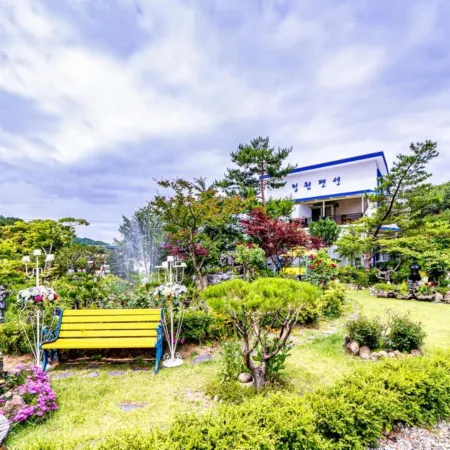 Samcheok Garden Pension Отели рядом с достопримечательностью «Jangho Port»