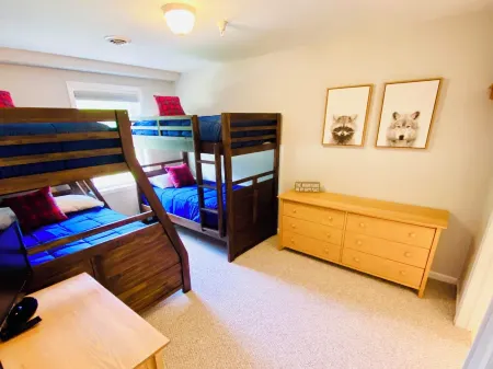 SKI-IN, SKI-OUT! LIFT and MT. VIEWS UNBEATABLE LOCATION for ALL SEASONS! Unit 2 Отели в г. Ханкок