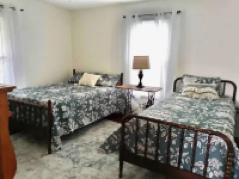 Farmhouse Cottage local Horse farms, Distilleries, Winery Tours, walking trails. Hotels in Woodford County