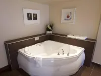 Century Casino & Hotel Edmonton - Bathtub